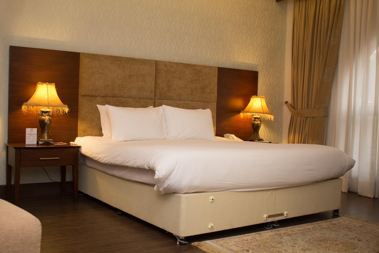 ชาเลต์อิสลามาบัด Bed & Breakfast ภายนอก รูปภาพ