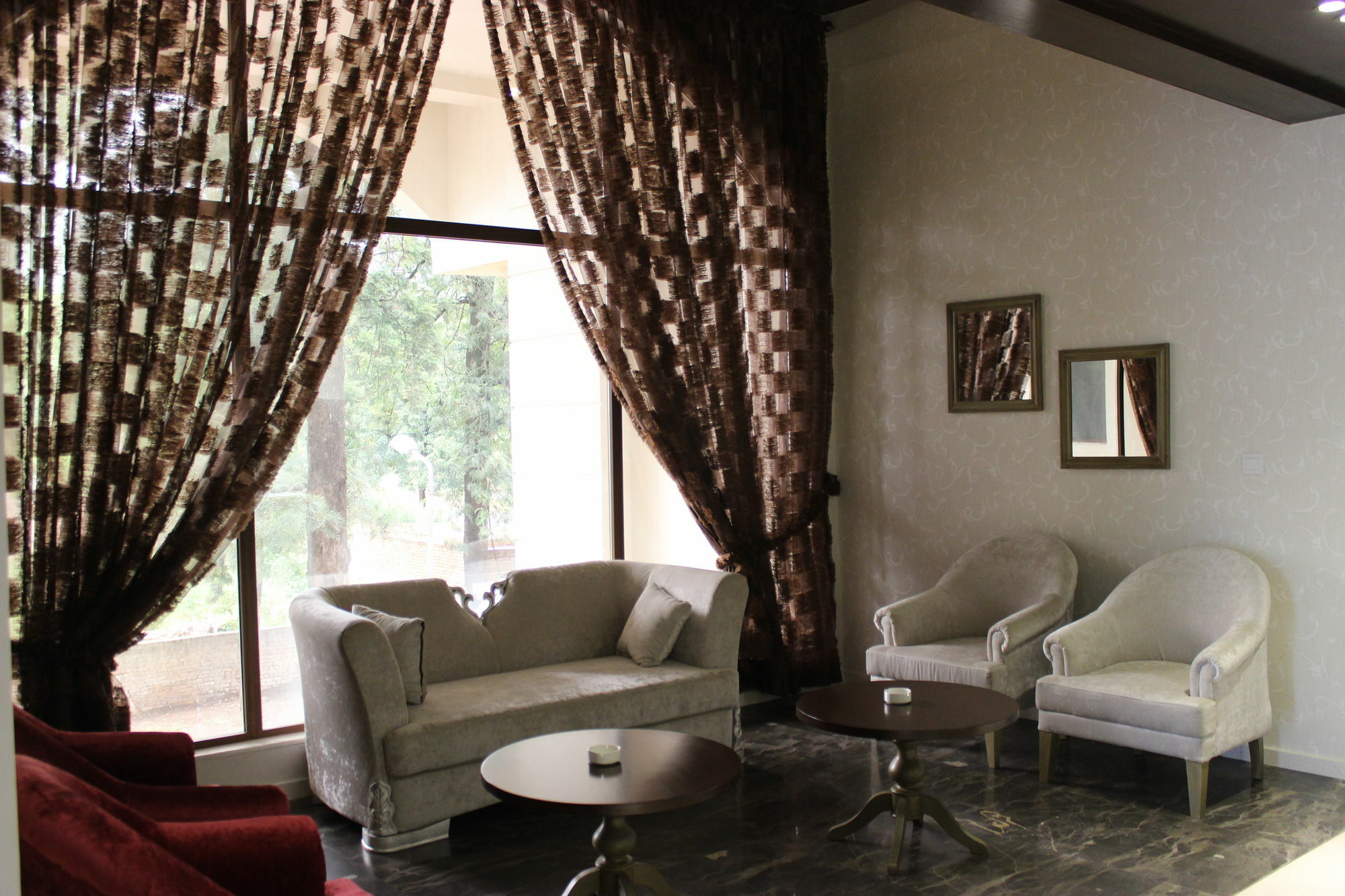 ชาเลต์อิสลามาบัด Bed & Breakfast ภายนอก รูปภาพ